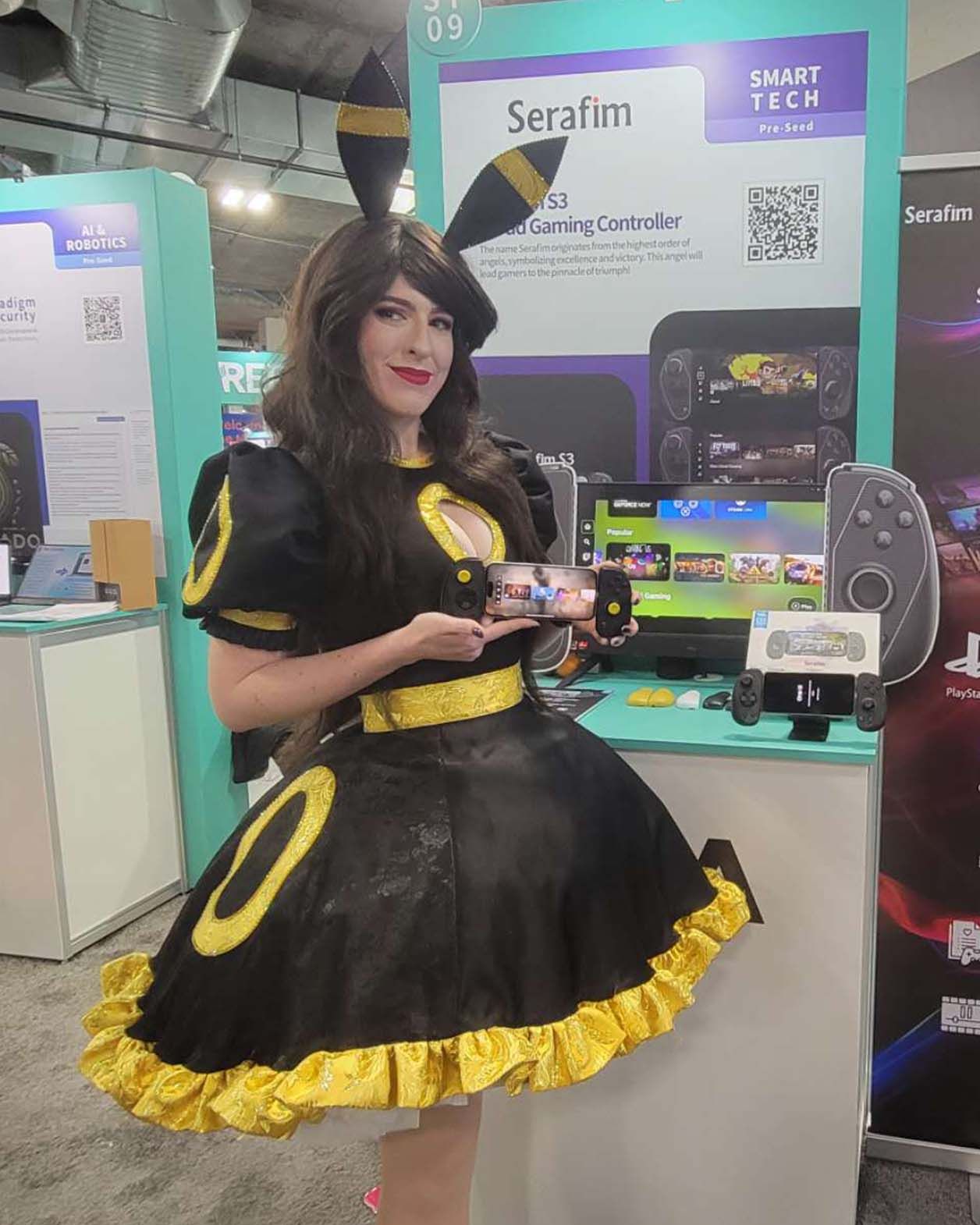 Heartlessaquarius shows the Serafim S3 Game Controller to Serafim's booth visitors at CES 2025