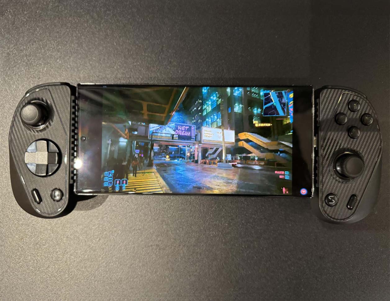 Price.com.hk plays Cyberpunk 2077 on GeForce now with the S3 Game Controller on an Android phone